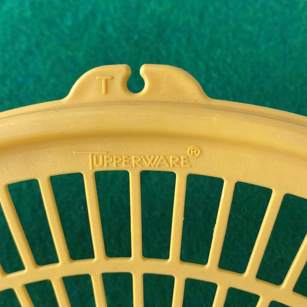 Tupperware Colander/Berry Strainer Bowl/Lid Vintage